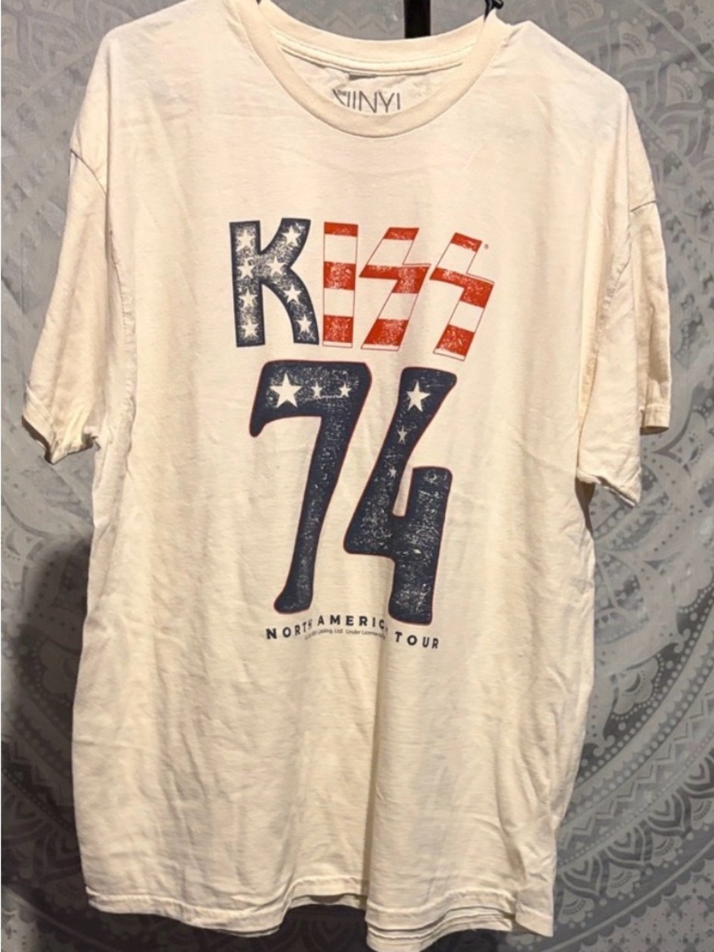 🎸 VINTAGE VIBE: KISS 1974 North America Tour Tee 🎸
AUTHENTIC RETRO STYLE | L/XL